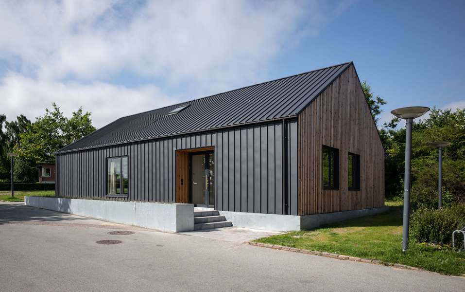 Erweiterung aus Stahl und Holz verschafft der Risskover Bibliothek zusätzlichen Raum „zum Ausleihen“, Risskover Bibliothek - Fortebakken 1, 8240 Risskov, Dänemark